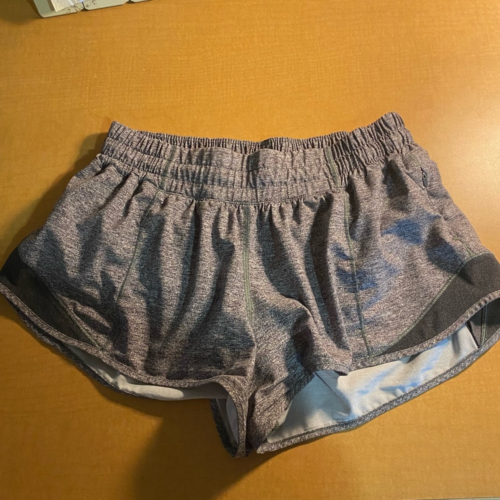 Heather gray lulu size 6 hotty hot 2.5” inseam